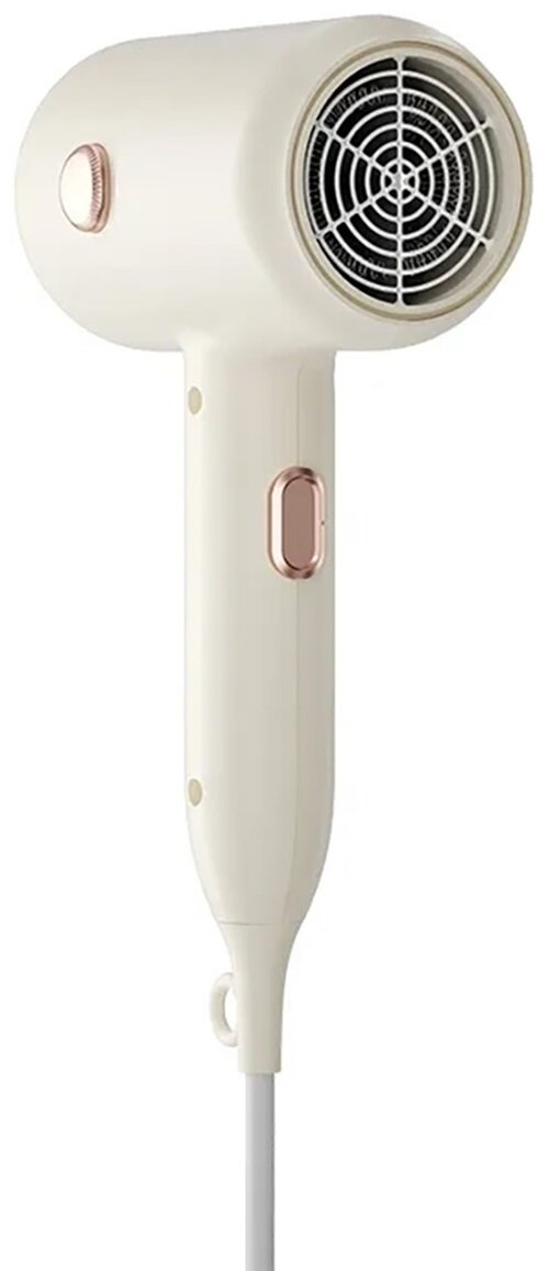 Kremowa suszarka do włosów z okrągłą głowicą i długim uchwytem. Posiada metaliczny akcent na przyciskach i biały przewód.
