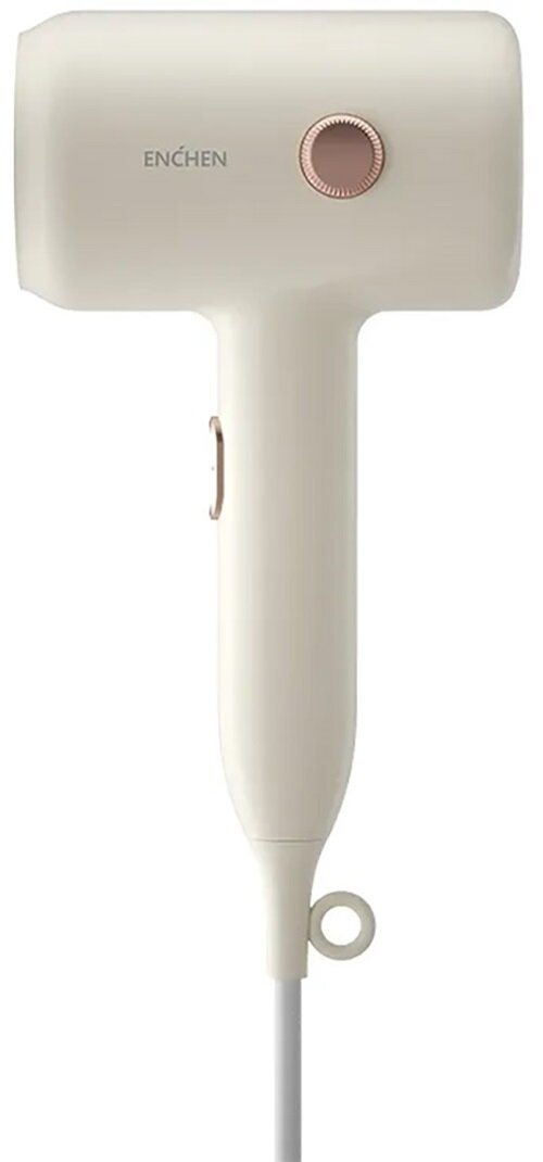 Biała suszarka do włosów z różowym złotym guzikiem i uchwytem. Nadrukowana jest na niej nazwa marki 'ENCHEN'.