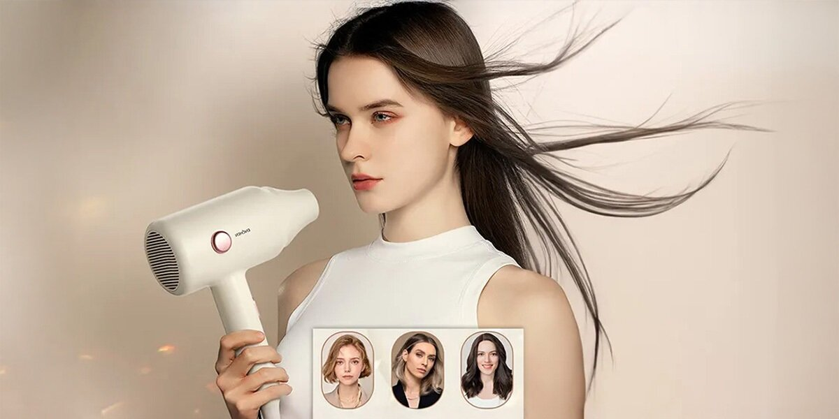 Kobieta trzyma białą suszarkę do włosów. Jej ciemne włosy są zaczesane do tyłu. Poniżej trzy małe zdjęcia kobiet.