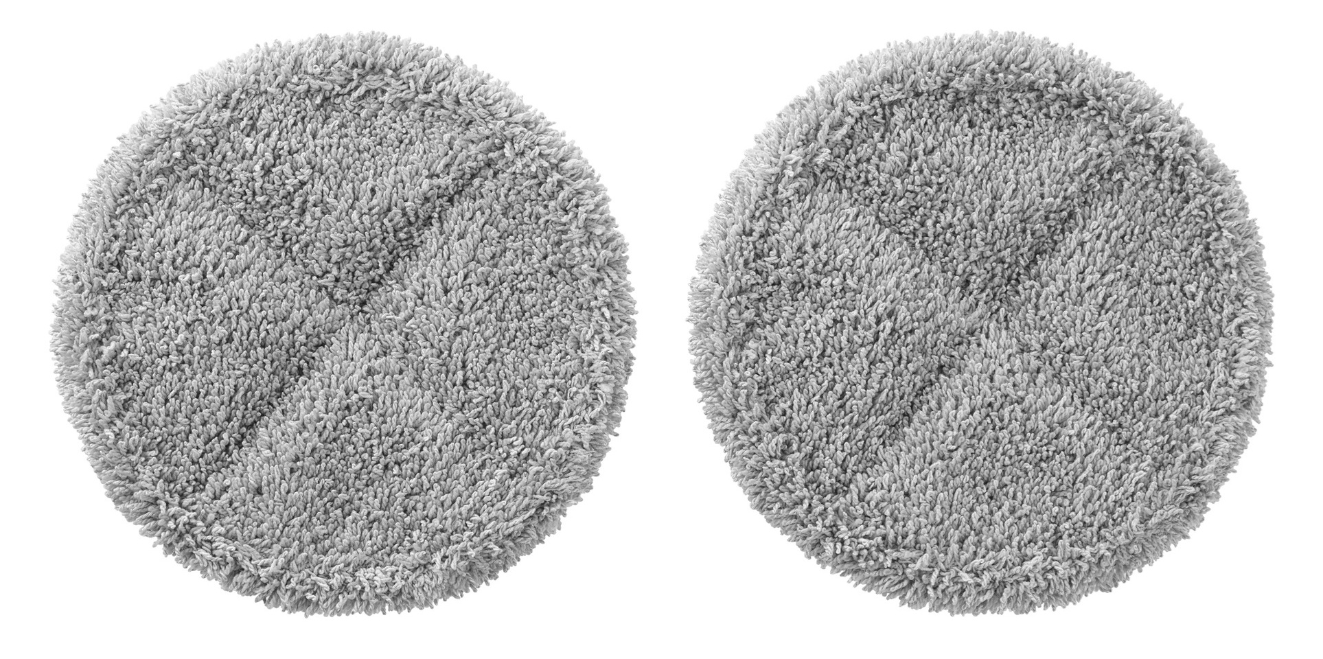 Dwa okrągłe, szare pady z mikrofibry na białym tle. Pady są puszyste i mają wzór krzyżyków.