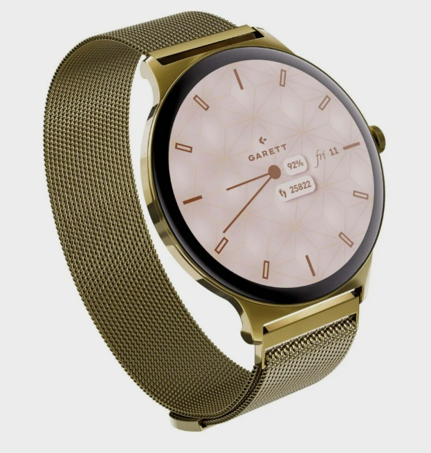 Złoty smartwatch z siatkowym paskiem. Tarcza wyświetla godzinę, datę i statystyki aktywności. Tło jest białe.