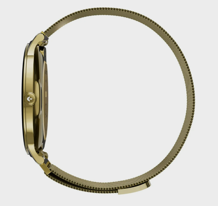 Złoty zegarek na rękę z siatkowym paskiem jest widoczny z boku, ukazując tarczę, koronkę i część paska.