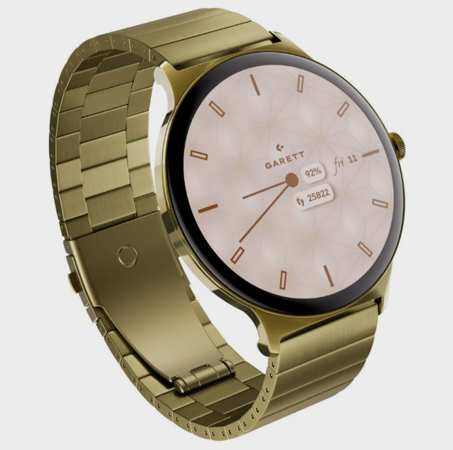 Złoty smartwatch z okrągłą tarczą. Wyświetla datę, baterię i liczbę kroków. Zegarek ma metalowy pasek.