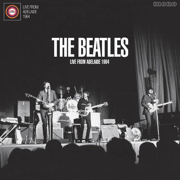 A Beatles élőben Adelaide-ben, 1964. A zenekar tagjai gitáron és dobon játszanak a színpadon. A közönség látható.