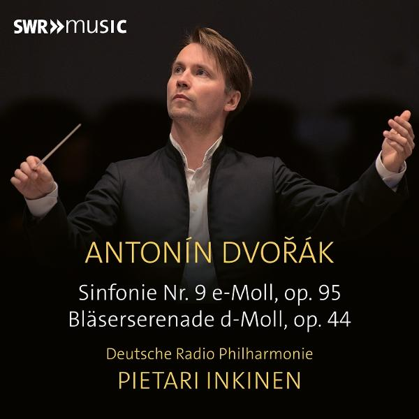 Ein Dirigent mit Taktstock dirigiert ein Orchester. Auf dem Bild stehen Antonin Dvorak und die Deutsche Radio Philharmonie.