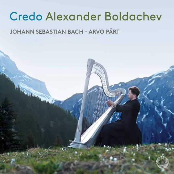 Ein Mann spielt eine silberne Harfe auf einem Feld, Berge im Hintergrund. Der Text oben lautet 'Credo Alexander Boldachev'.