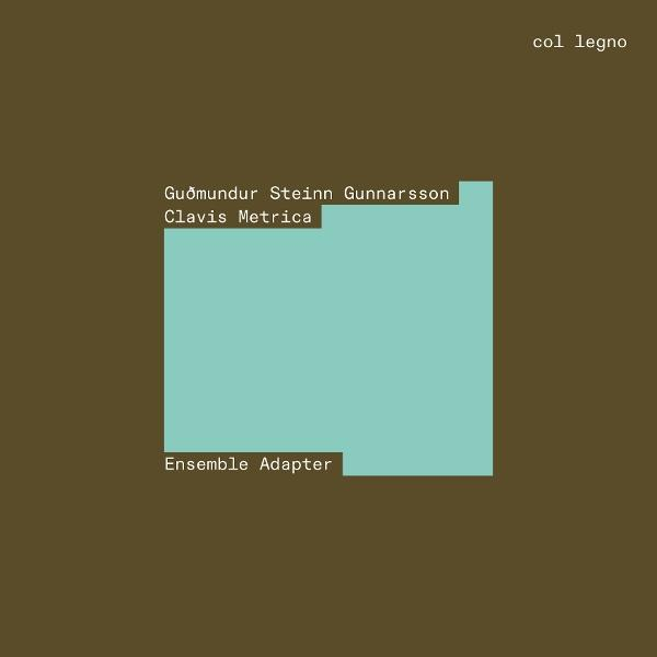 Albumcover mit braunem Hintergrund, einem türkisfarbenen Quadrat, Text: Guðmundur Steinn Gunnarsson, Clavis Metrica, Ensemble Adapter und col legno.