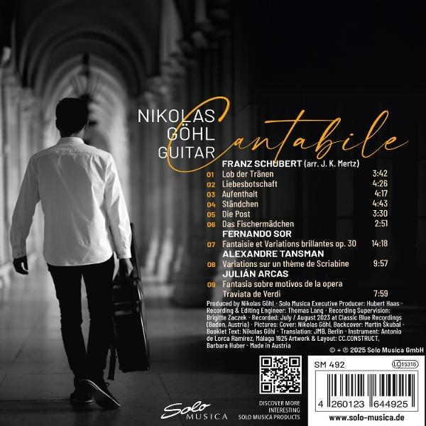 Ein Mann in weißem Hemd geht weg und trägt einen Gitarrenkoffer. Text rechts beinhaltet eine Musik-Trackliste und Albumdetails.