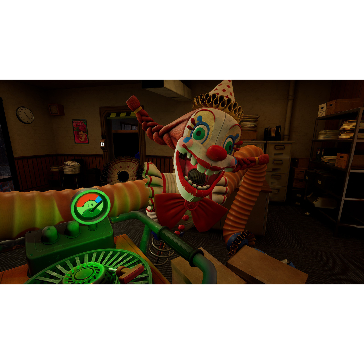 Un clown effrayant avec un chapeau de fête et un nœud papillon rouge. Il a une grande bouche ouverte et se trouve dans une pièce faiblement éclairée.