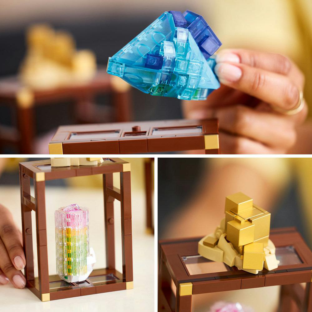 Drei Lego-Szenen. Eine Hand hält ein blaues Lego, ein Lego in einem braunen Rahmen und goldene Lego-Würfel auf einem braunen Tisch.