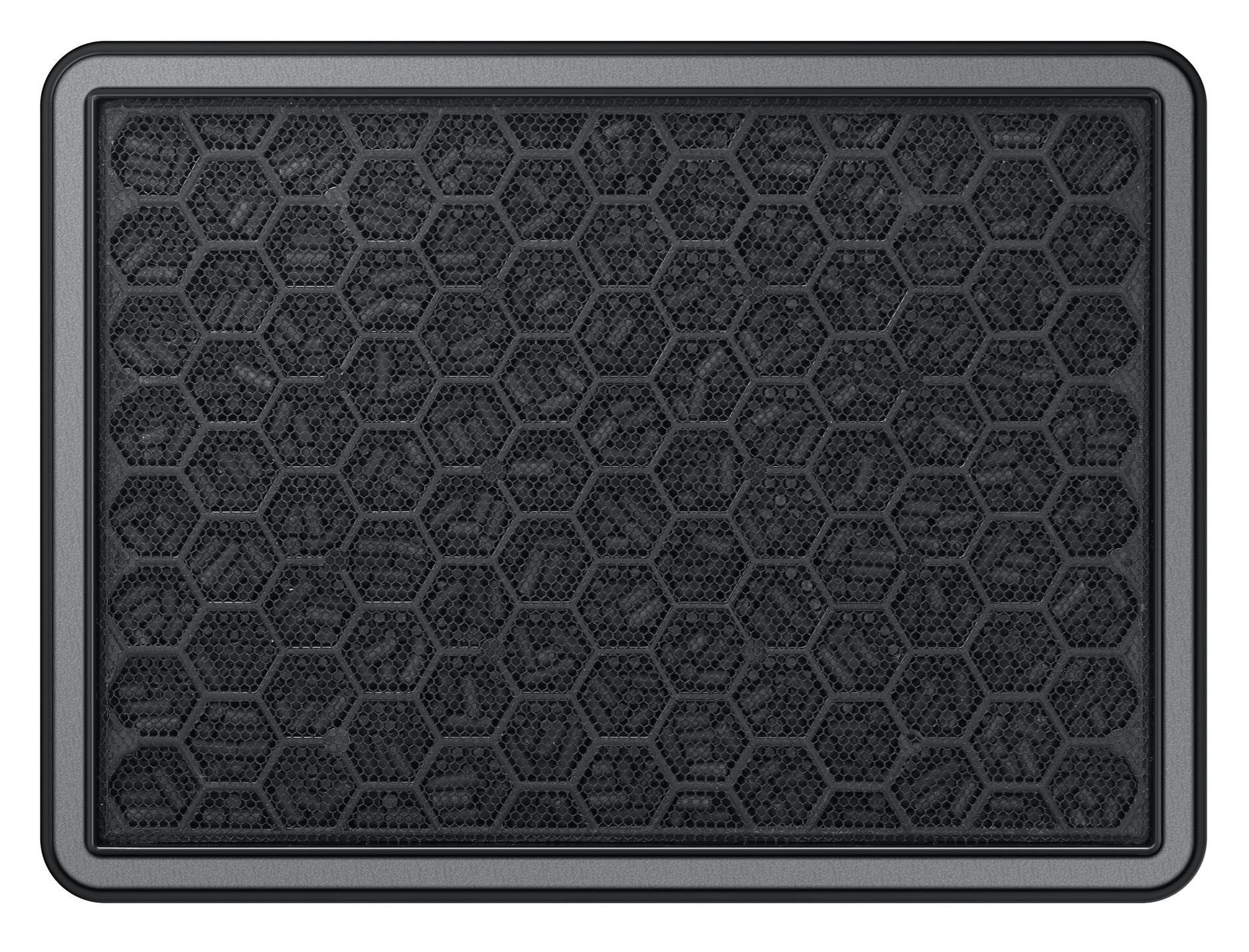 Prostokątny czarny filtr powietrza o wzorze plastra miodu wewnątrz szarej ramy. Filtr jest ujęciem z bliska, wypełniającym kadr.