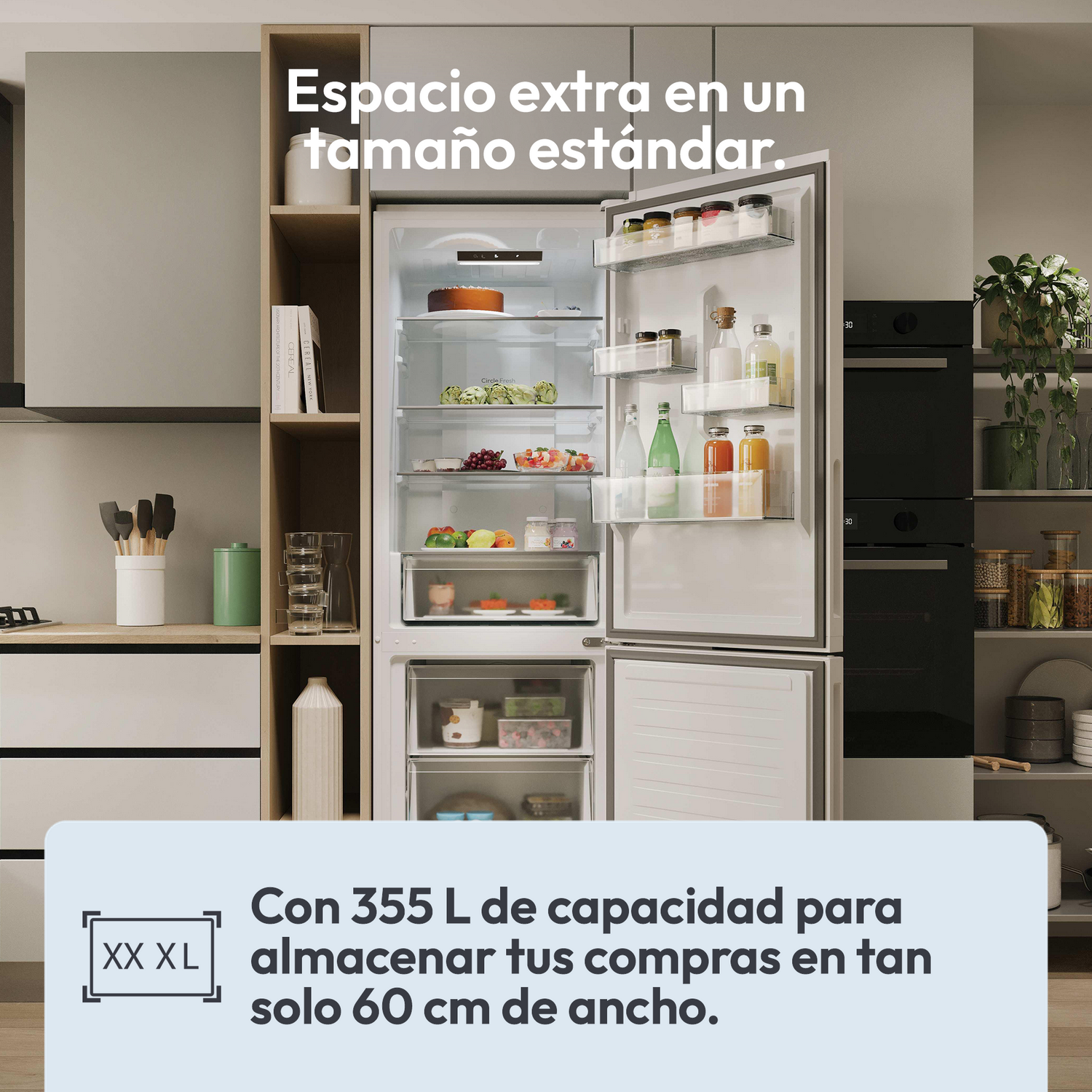 Frigorífico abierto en cocina. Texto: Espacio extra en tamaño estándar. 355 L de capacidad en solo 60 cm de ancho.