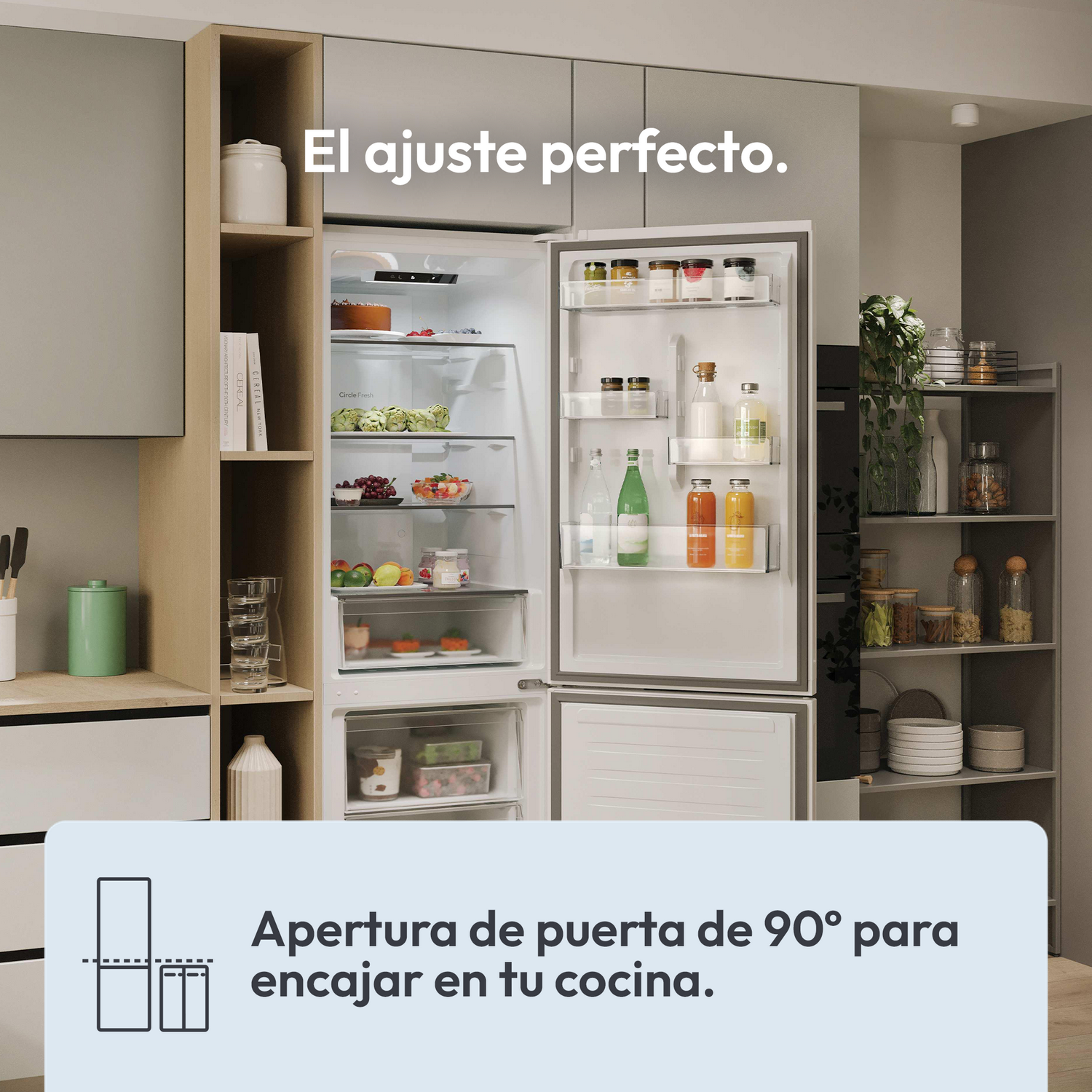 Frigorífico abierto en cocina. Texto: El ajuste perfecto. Apertura de puerta de 90° para encajar en tu cocina.