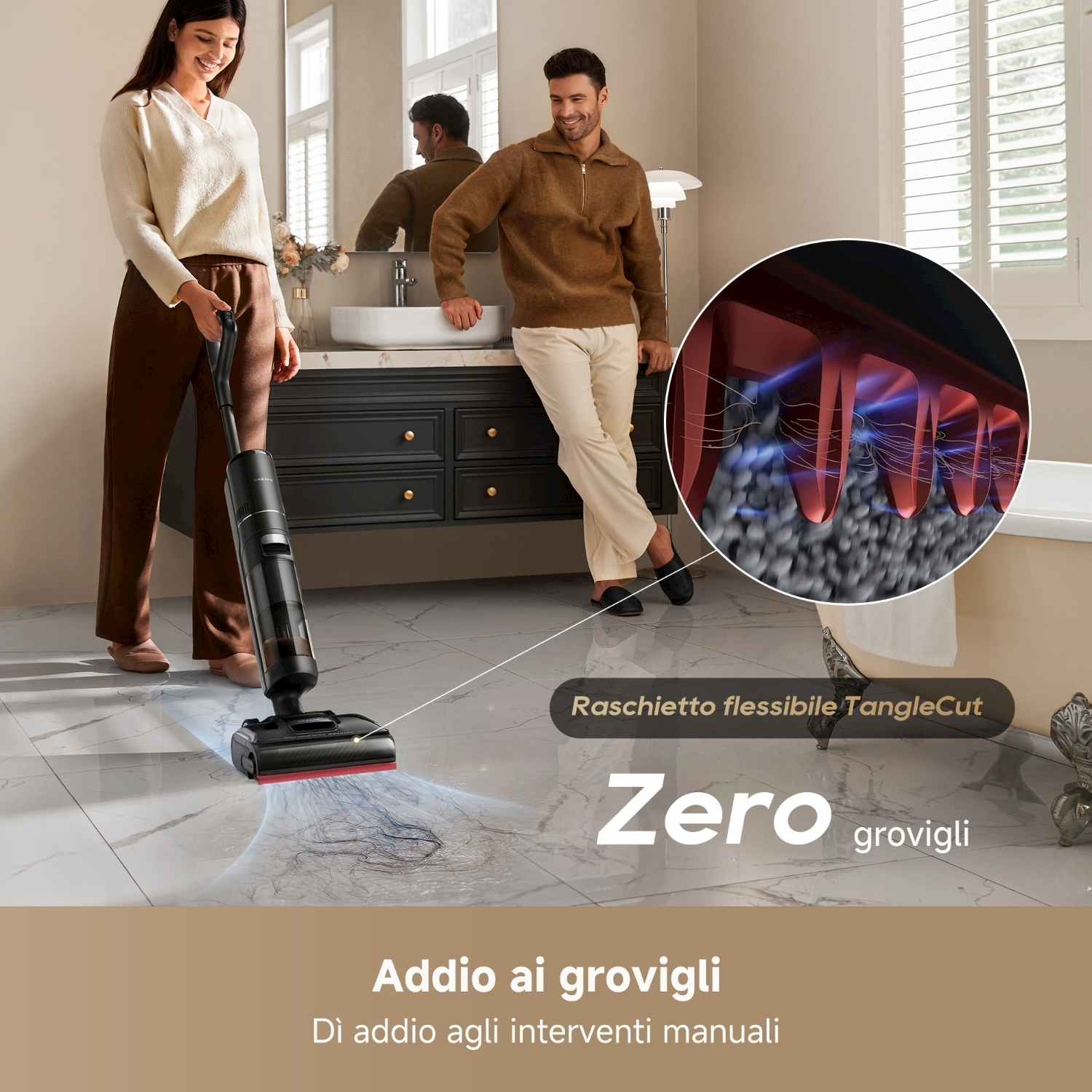 Una donna aspira il pavimento del bagno con un aspirapolvere nero. Un uomo è vicino. Il testo dice 'Zero grovigli' e 'Addio ai grovigli'.