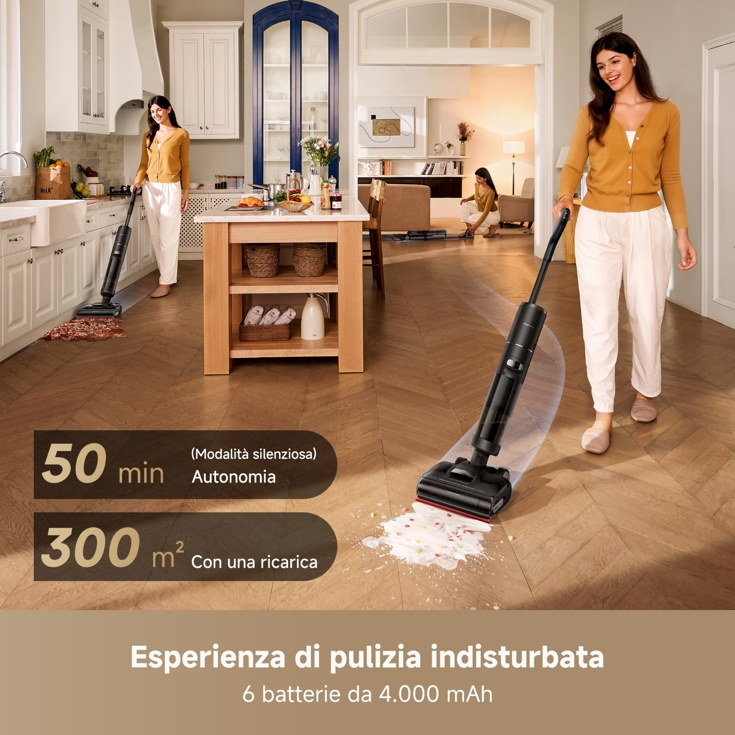 Una donna passa l'aspirapolvere sul pavimento della cucina con un aspirapolvere senza fili. Una seconda donna è sullo sfondo e cereali versati sono sul pavimento.
