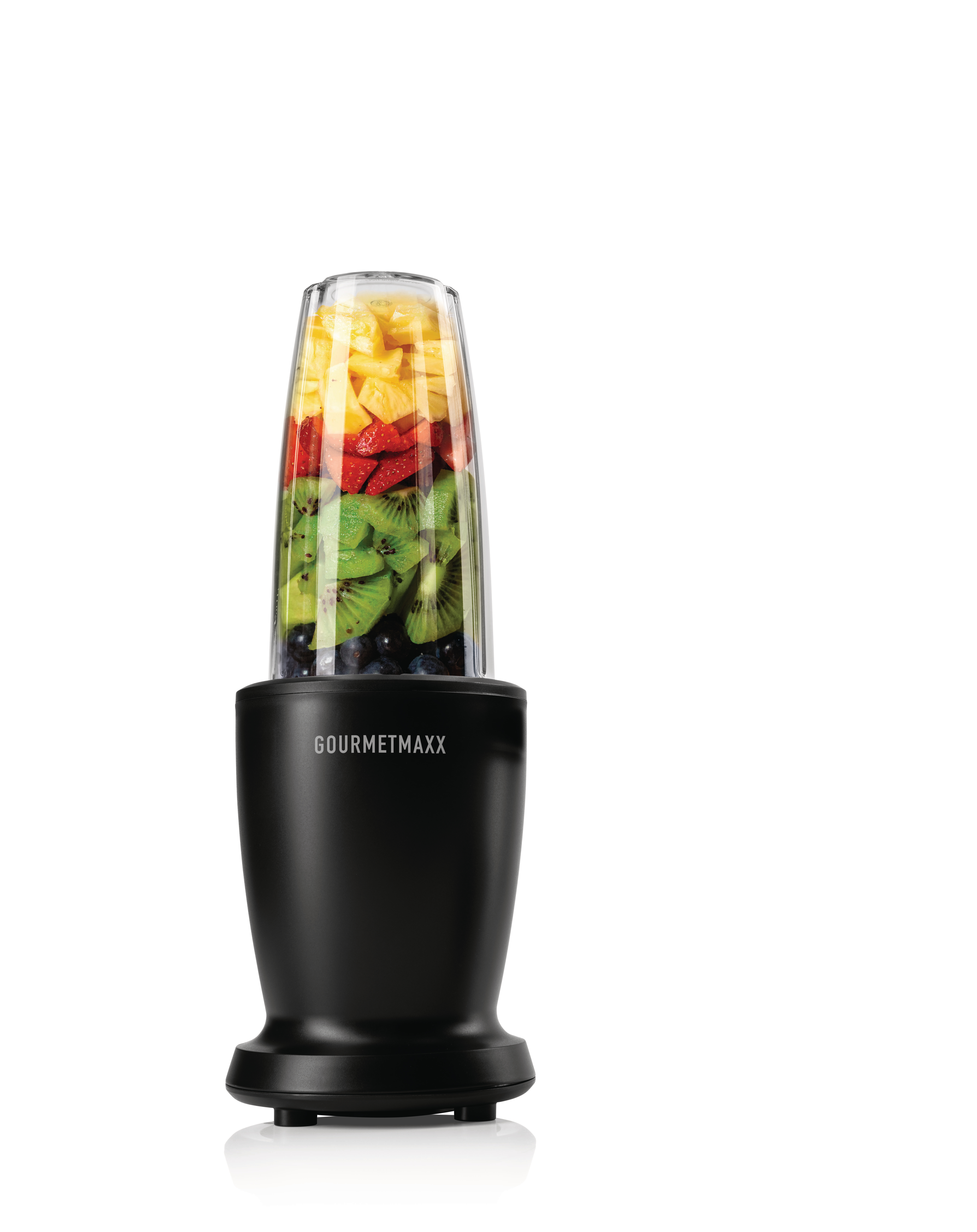 Ein schwarzer Mixer mit einem transparenten Behälter, der mit Fruchtschichten gefüllt ist: Ananas, Erdbeeren, Kiwi und Blaubeeren.
