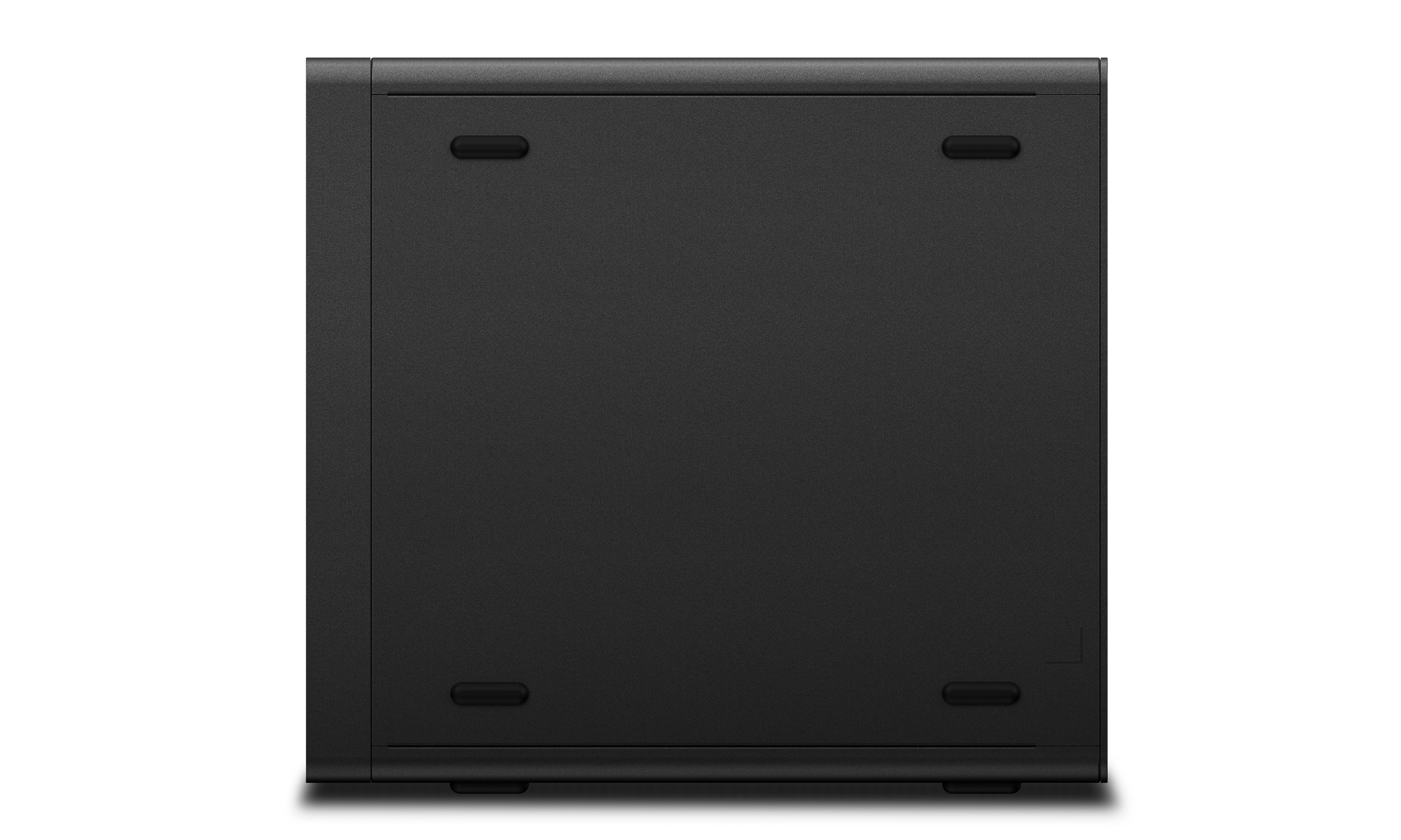 Ein schwarzes Computergehäuse, von unten gesehen. Es hat vier Gummifüße und vier kleine Öffnungen.