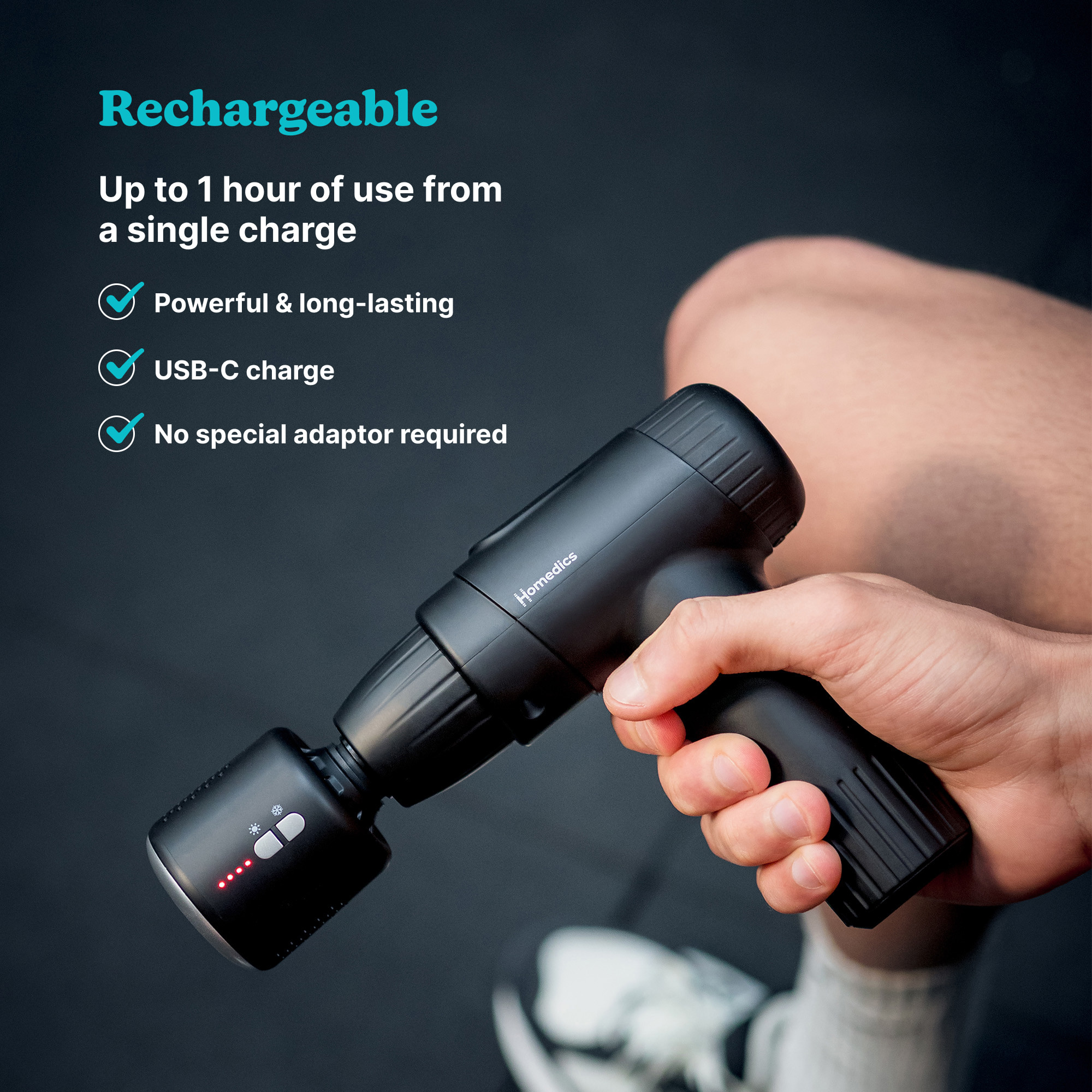 Czarny pistolet do masażu Homedics jest trzymany przez osobę. Pistolet ma czerwony wyświetlacz świetlny. Tło jest rozmyte.