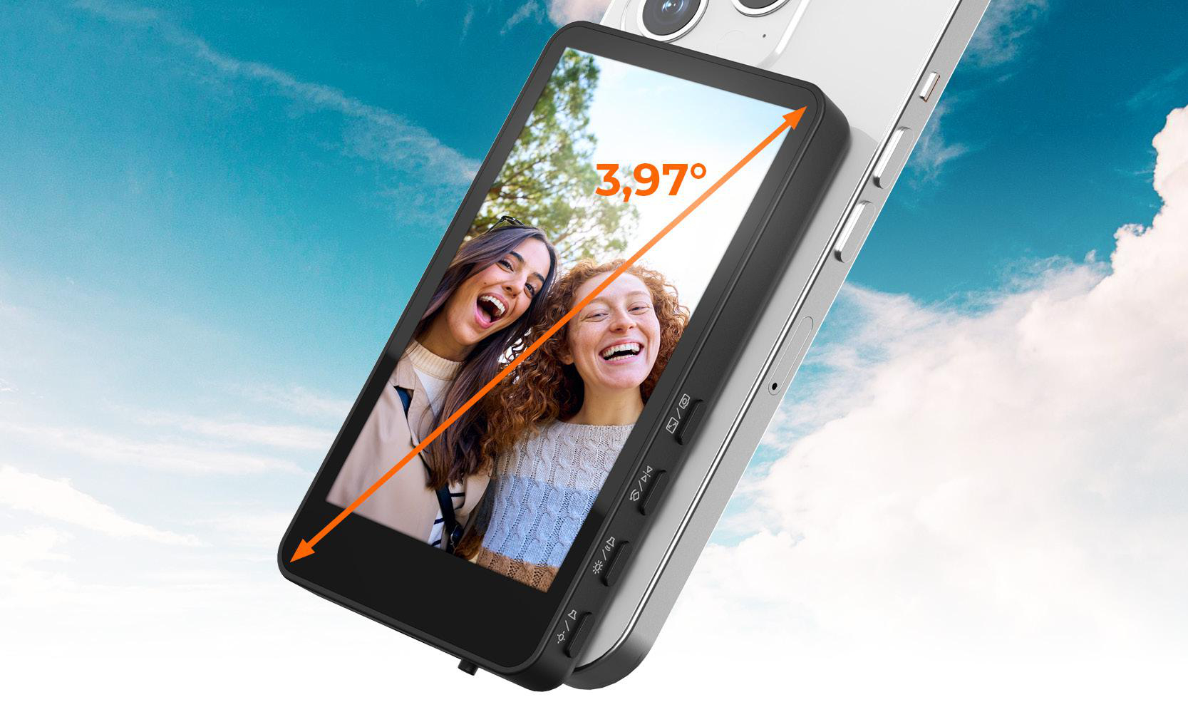 Ein Telefon mit einem Bildschirm, der zwei lächelnde Frauen zeigt. Auf dem Bildschirm ist ein Winkel von 3,97 Grad markiert. Der Hintergrund ist ein blauer Himmel.
