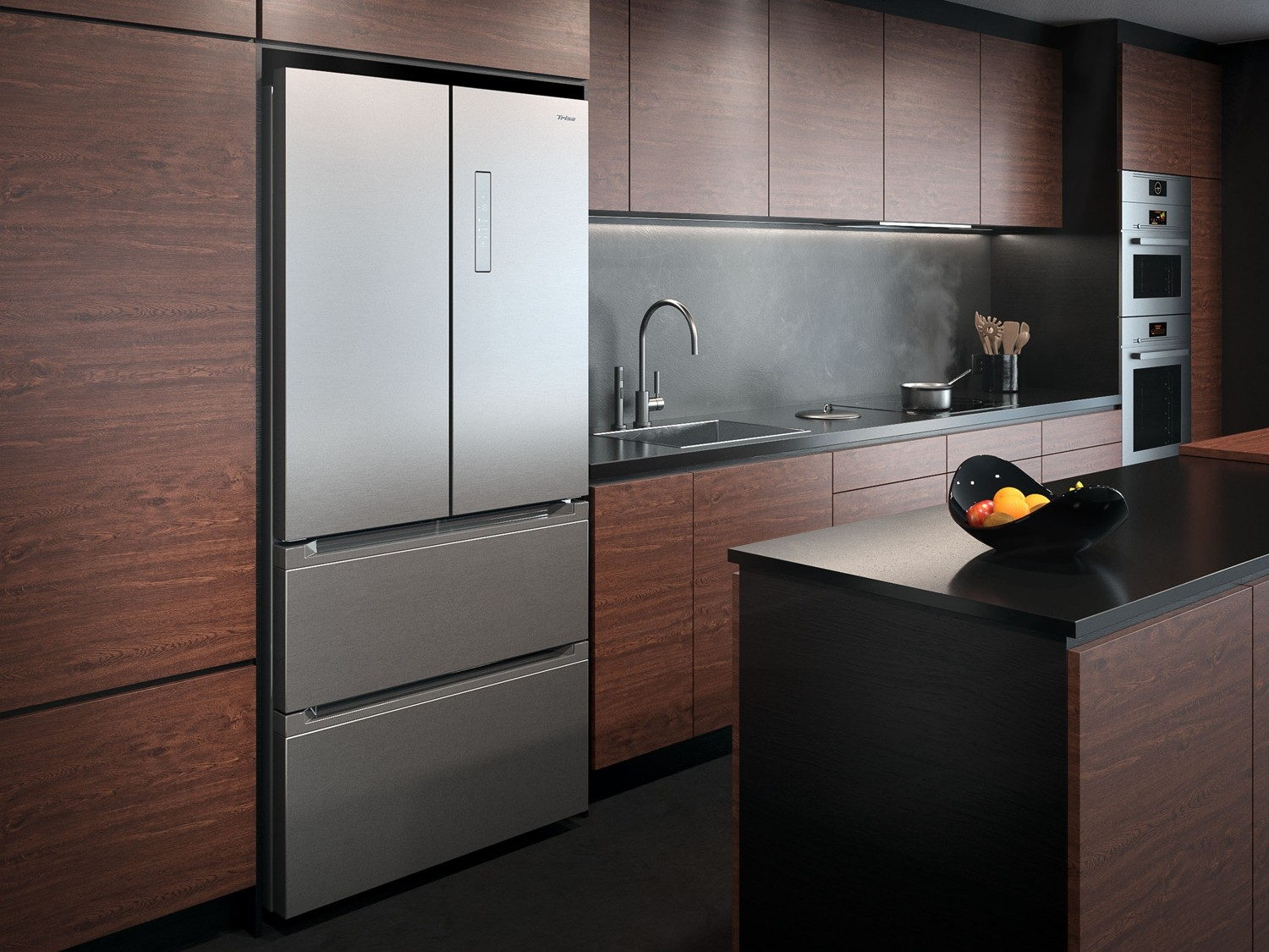 Cucina moderna con frigorifero in acciaio inox, mobili in legno, piano nero e ciotola di frutta.