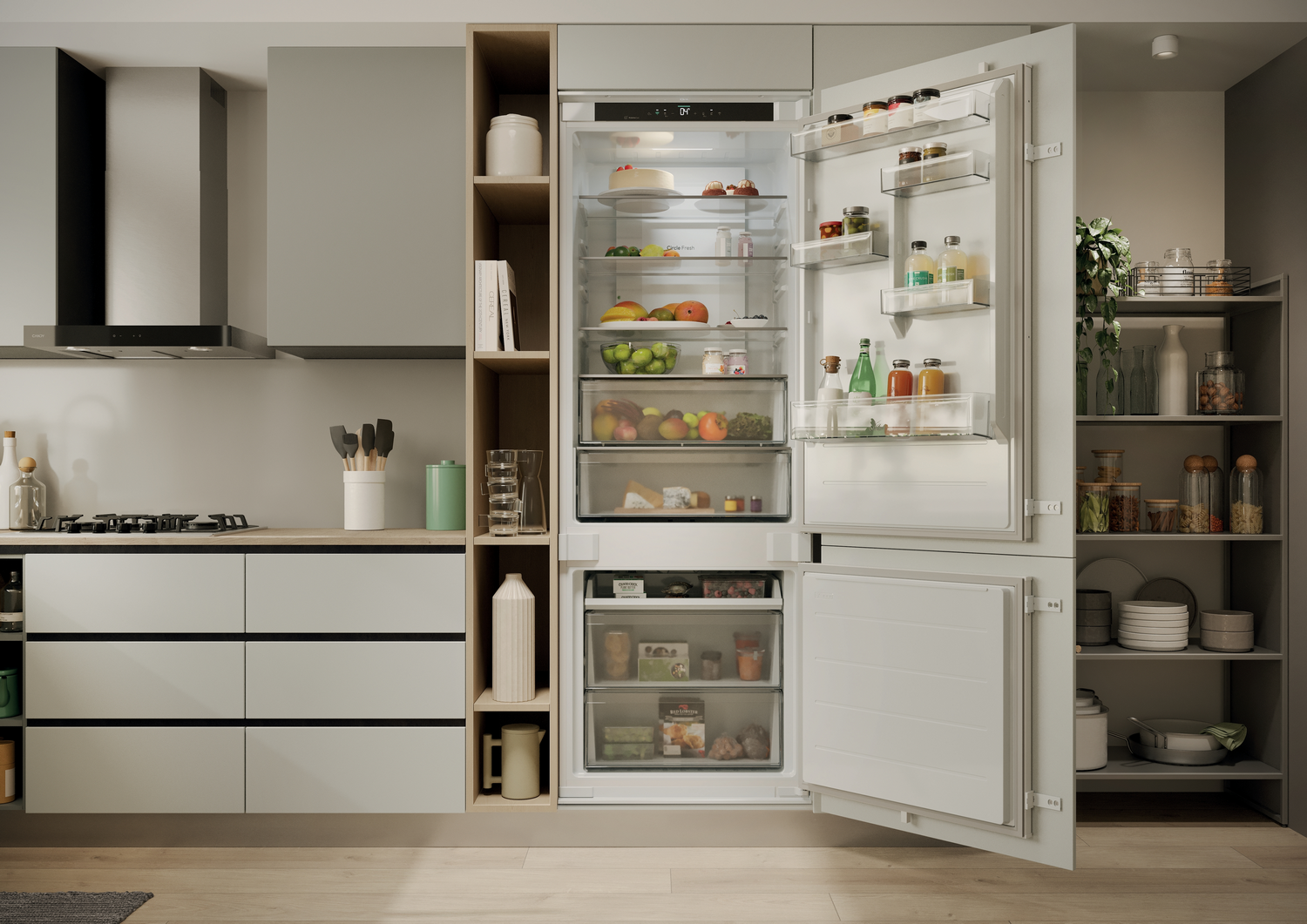 Una cocina moderna con un refrigerador abierto lleno de comida. La cocina tiene gabinetes grises claros, estantes de madera y una campana extractora.