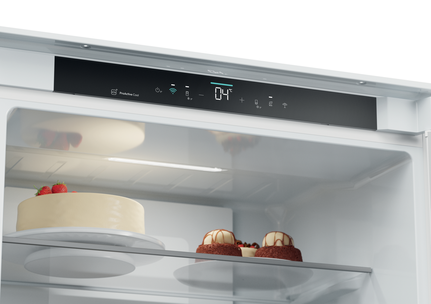 Interior de un refrigerador con pasteles y fresas. La pantalla digital muestra 04 grados. El refrigerador es blanco.