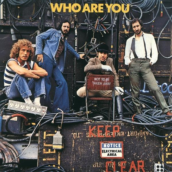 De band The Who poseert met kabels en apparatuur. Roger Daltrey, Pete Townshend, John Entwistle en Keith Moon. De albumhoes zegt 'Who Are You'.