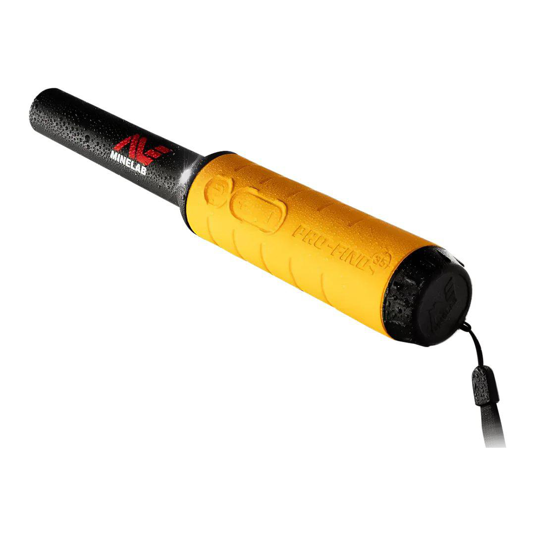 Ein gelber und schwarzer Minelab Pro-Find Metalldetektor. Er ist angewinkelt und zeigt den Griff und die Spitze. Ein schwarzer Riemen ist befestigt.