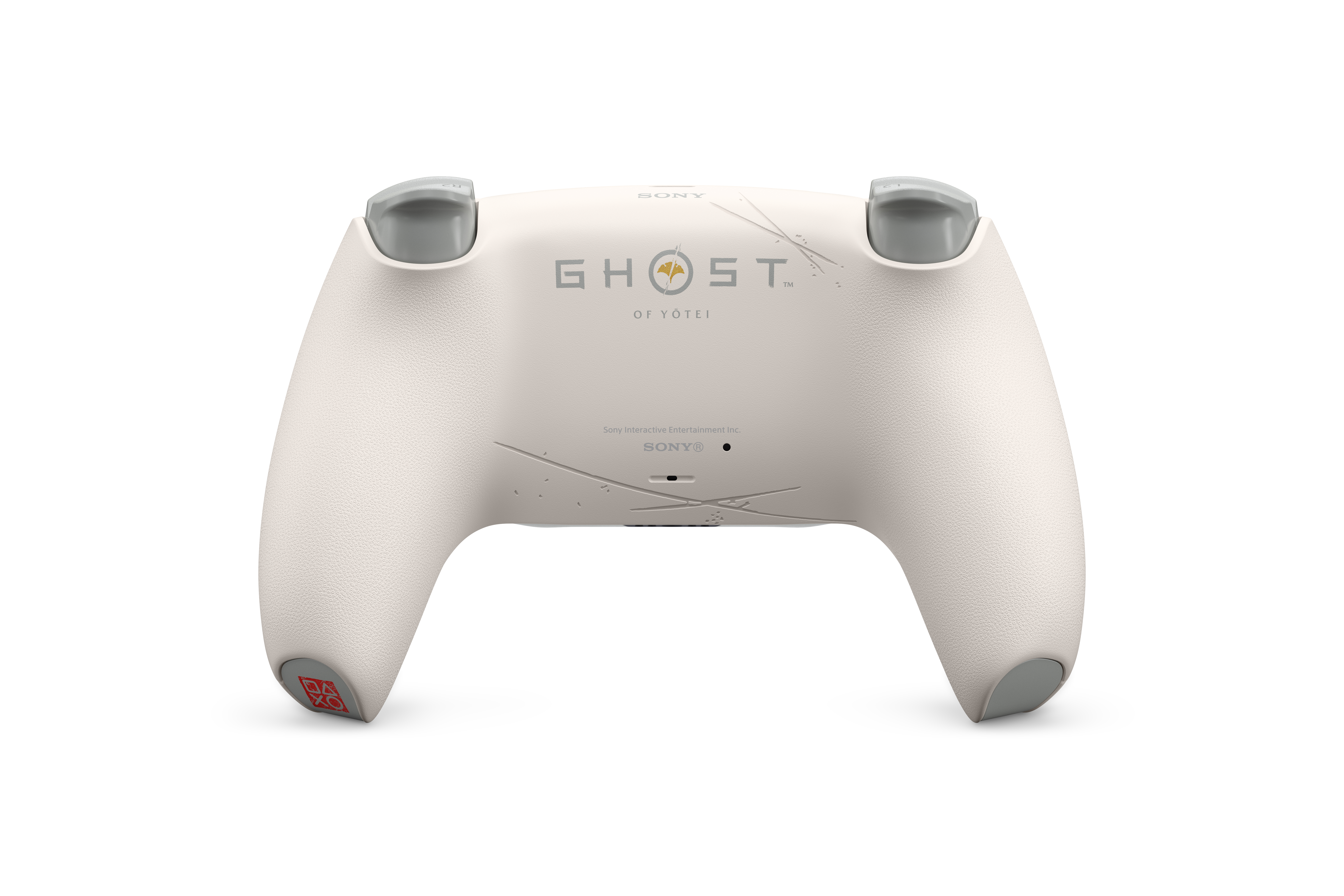 Cremefarbener PlayStation-Controller mit grauen Knöpfen. Auf ihm steht 'Ghost of Tsushima'.