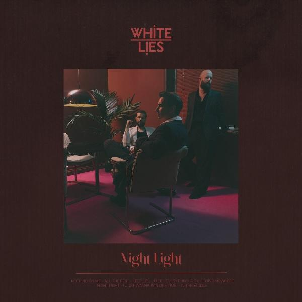 Albumcover. Eine Band sitzt in einem Raum mit schwacher Beleuchtung. Die Band heißt White Lies. Das Album heißt Night Light.