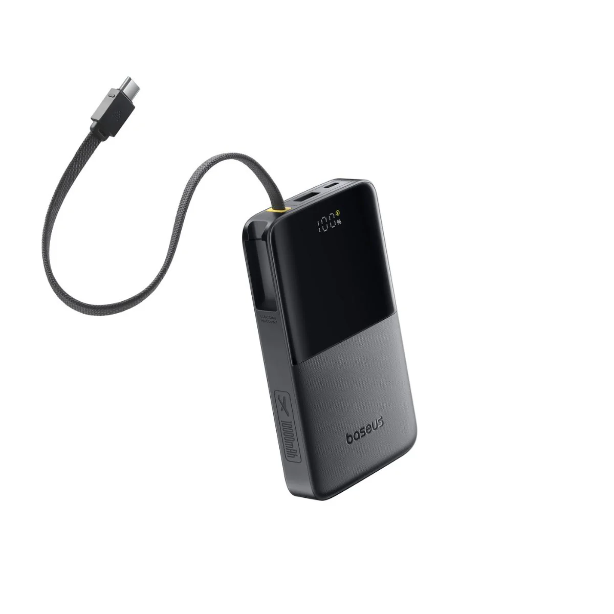 Fekete Baseus power bank szürke alsó résszel, USB-C kábellel csatlakoztatva. A kijelző 100%-os töltöttséget mutat.