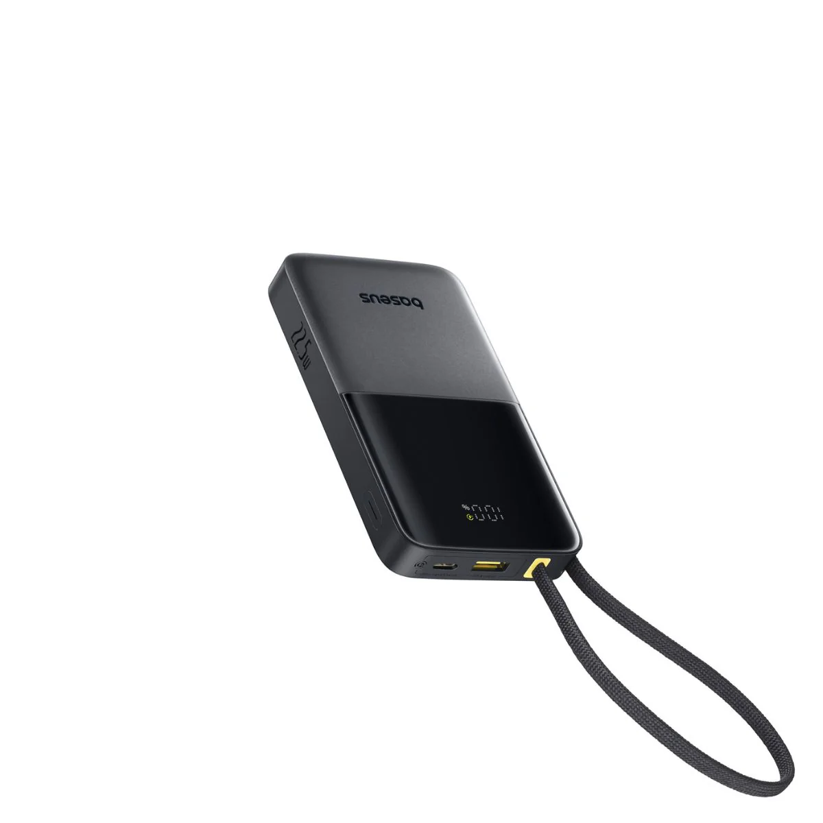 Egy fekete-szürke Baseus power bank fekete pánttal. A digitális kijelző 100%-os töltöttséget mutat.