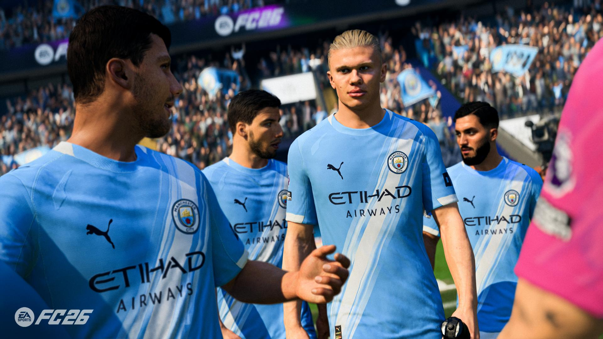 Fußballspieler in hellblauen Trikots. Auf den Trikots ist Etihad Airways aufgedruckt. Im Hintergrund sind Fans.