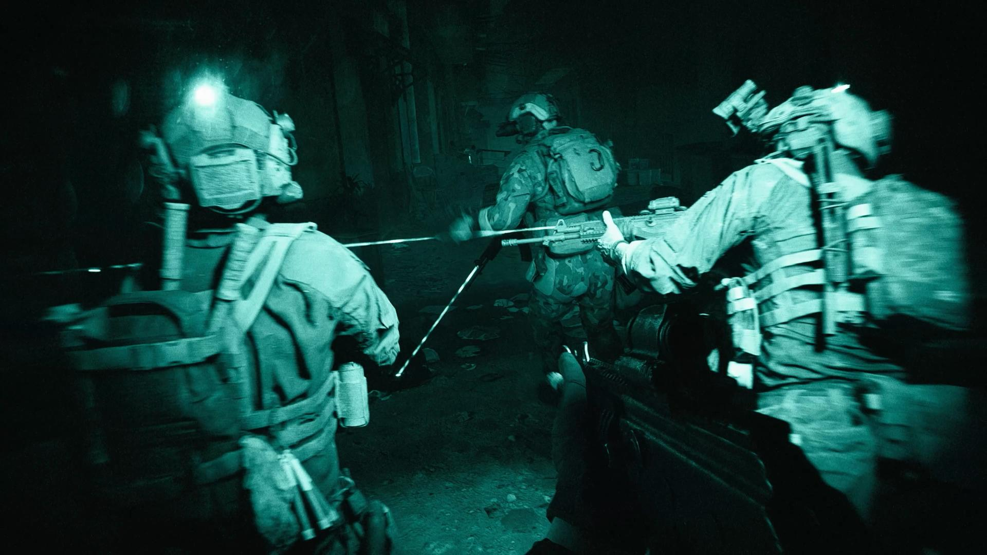 Drei Soldaten in taktischer Ausrüstung bewegen sich durch einen dunklen Bereich. Ein Soldat zielt mit einem Gewehr. Die Szene hat einen grün getönten Nachtsichteffekt.