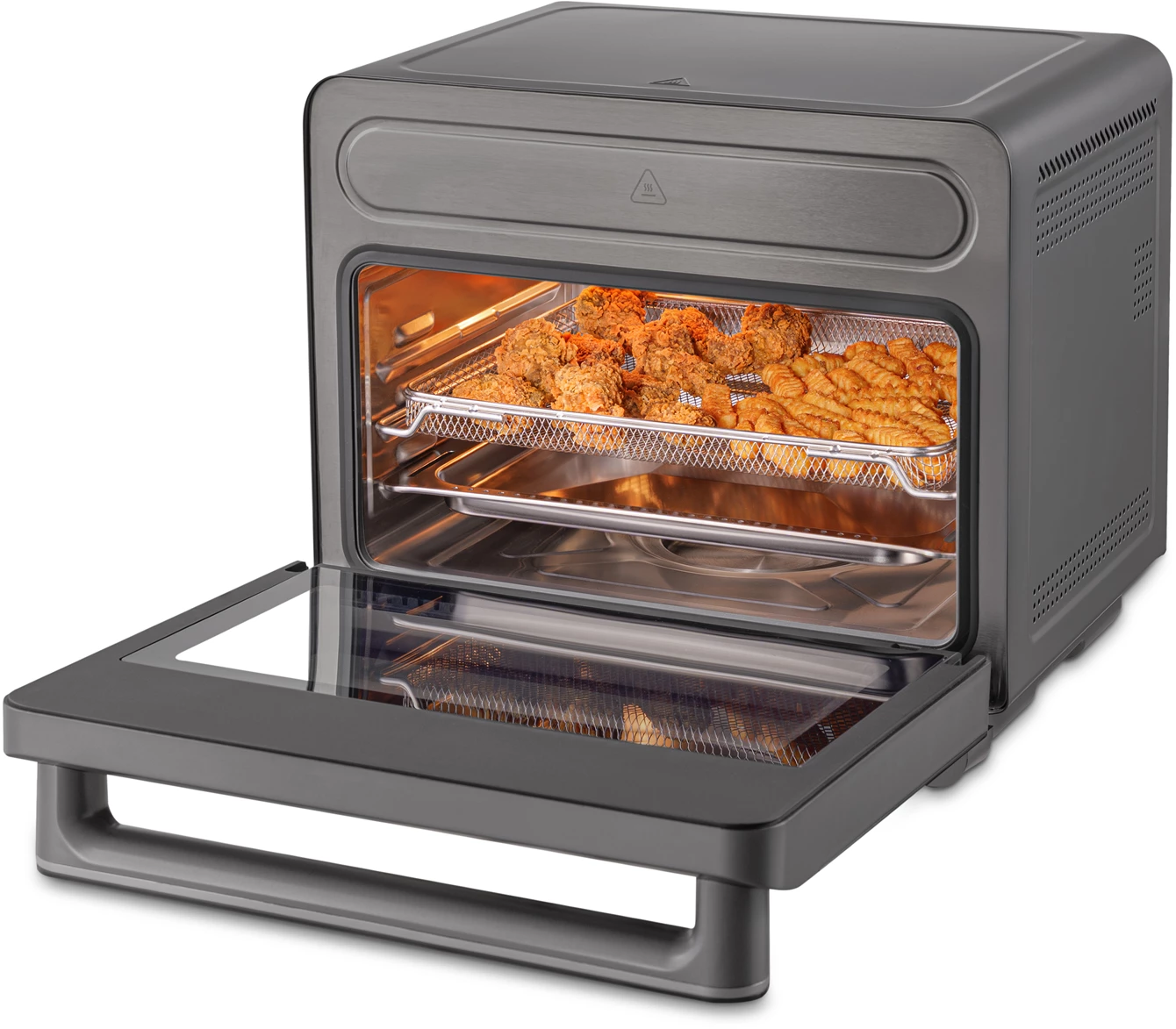 Une friteuse à air ouverte avec du poulet et des frites cuits à l'intérieur. La porte est ouverte, révélant l'intérieur.