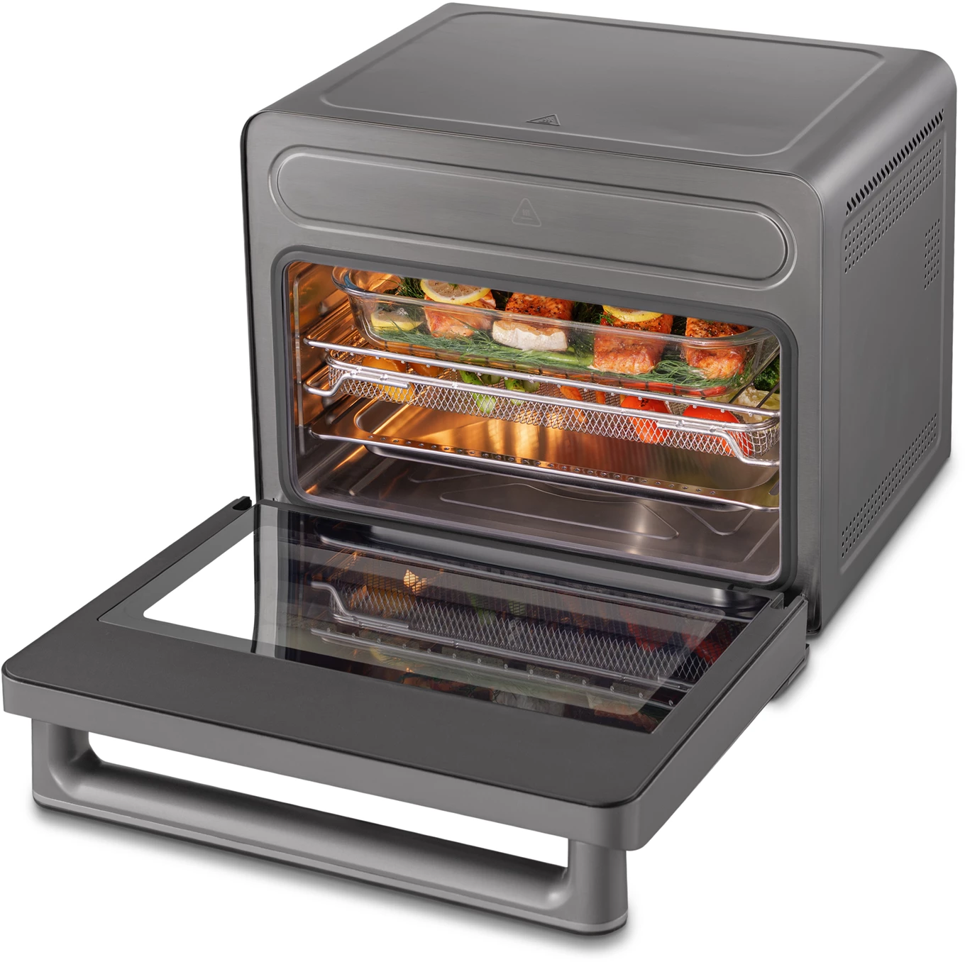 Un air fryer gris avec porte ouverte montre de la nourriture cuite à l'intérieur. La nourriture comprend du saumon et des légumes. Le fryer est sur fond blanc.
