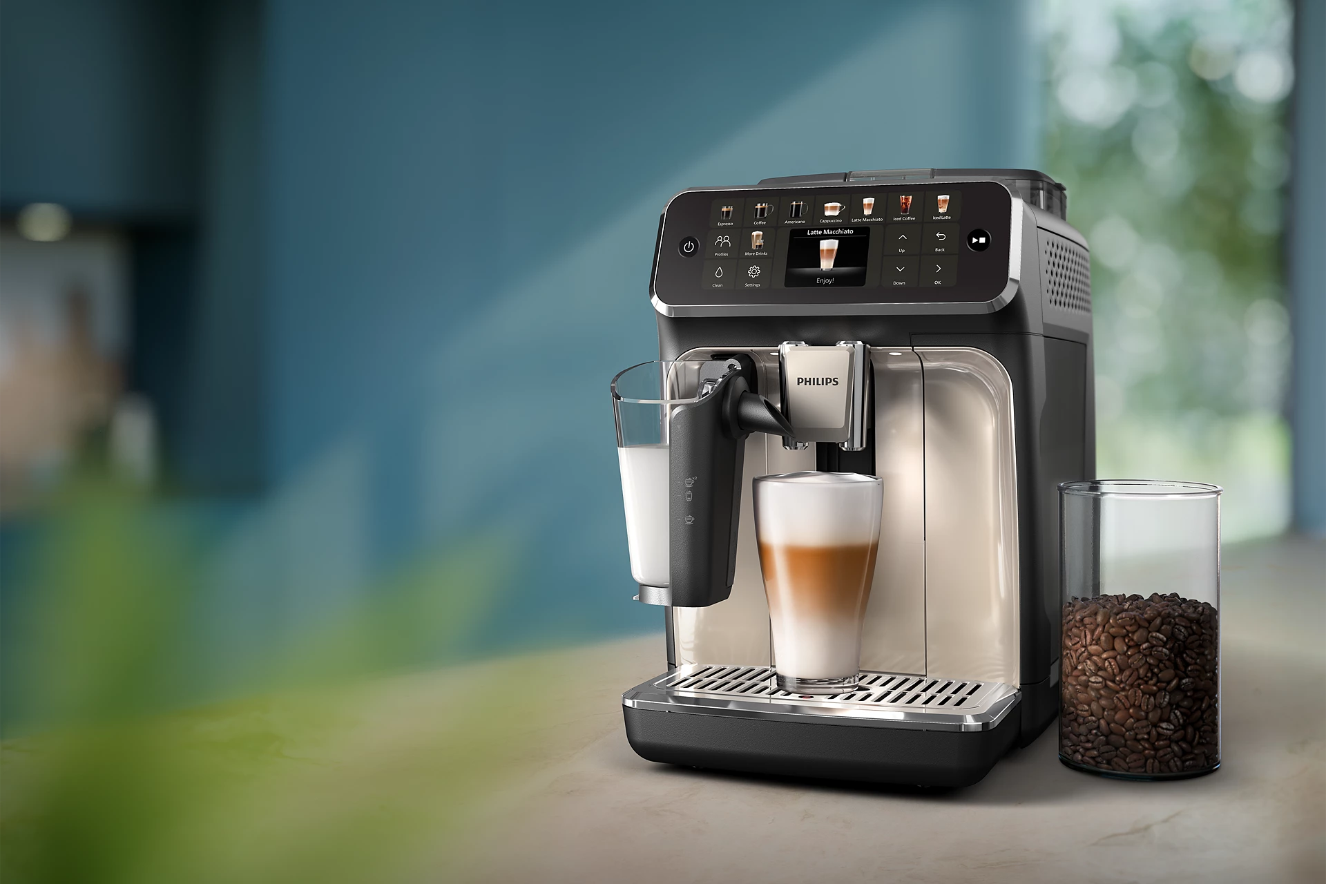 Une machine à café Philips préparant un latte macchiato. Un verre de lait à gauche, un bocal de grains de café à droite et un arrière-plan flou.