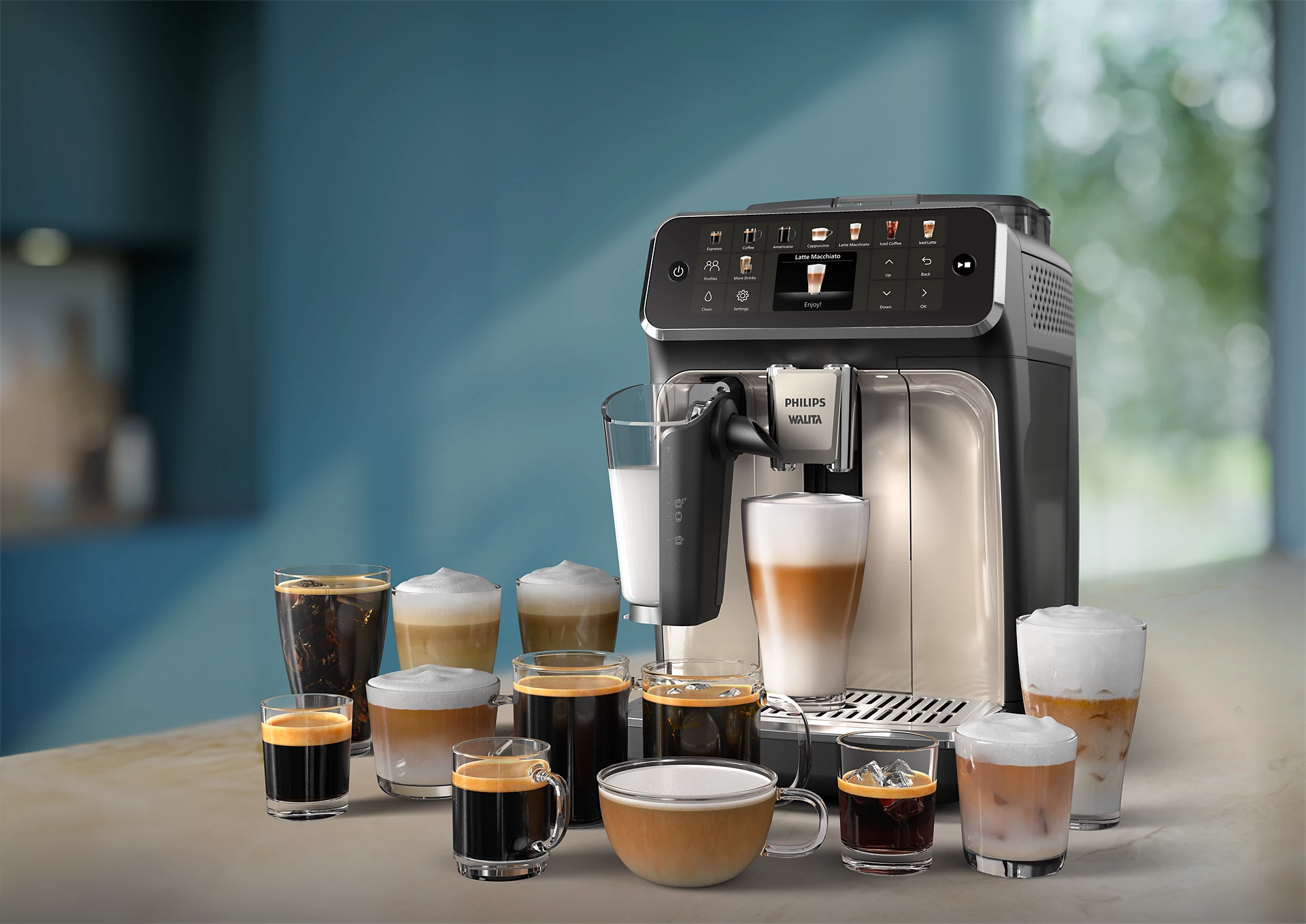 Une machine à café avec diverses boissons au café devant. Latte macchiato, expresso et café glacé sont visibles.