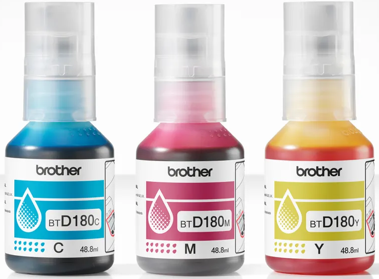 Drei Brother-Tintenflaschen: Cyan, Magenta und Gelb. Jede hat einen klaren Deckel und ein farbiges Tintenreservoir. Etiketten zeigen Tintentyp und Volumen.