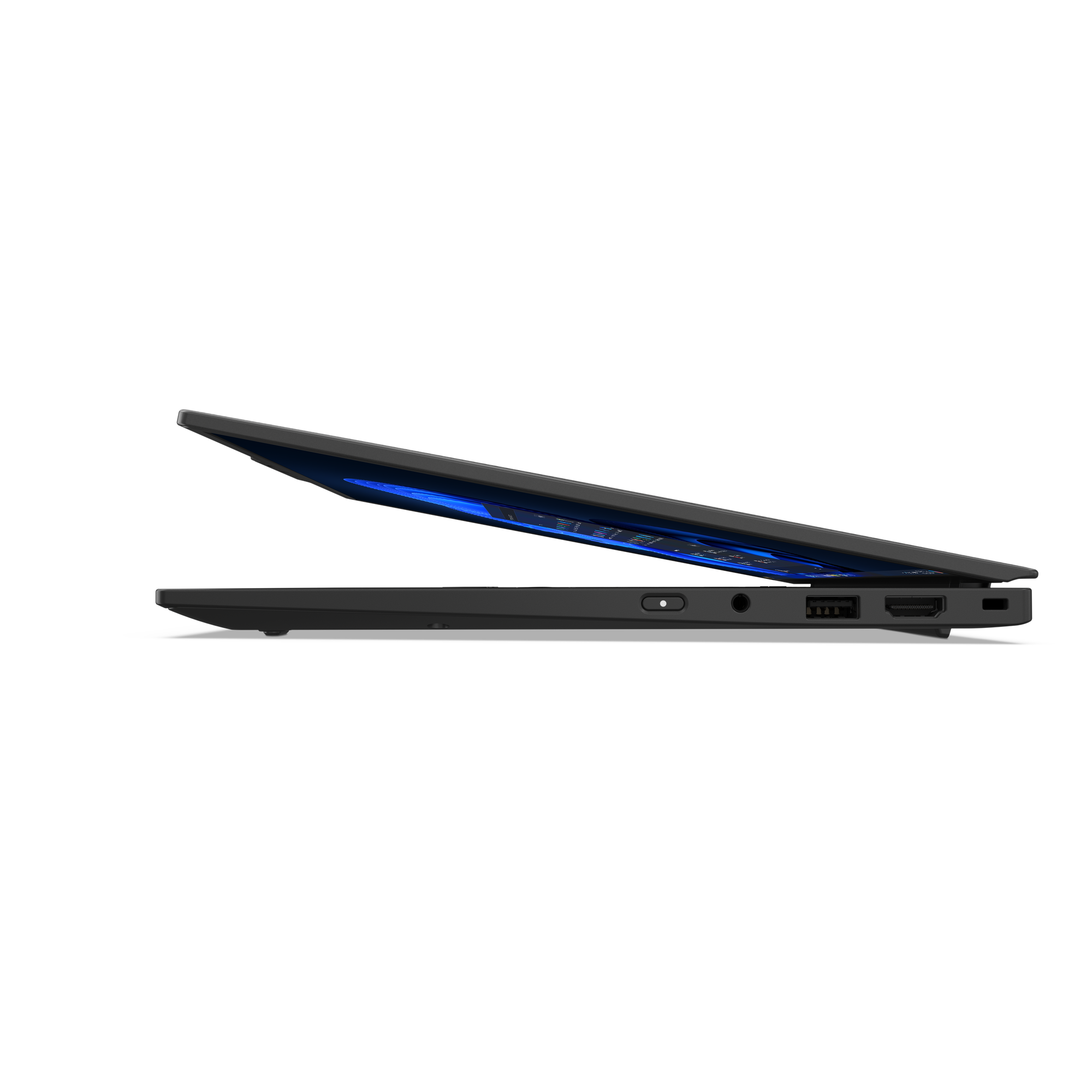 Ein schwarzer Laptop, leicht geöffnet, zeigt einen blauen Bildschirm. Das Seitenprofil zeigt Anschlüsse und einen Kopfhöreranschluss.