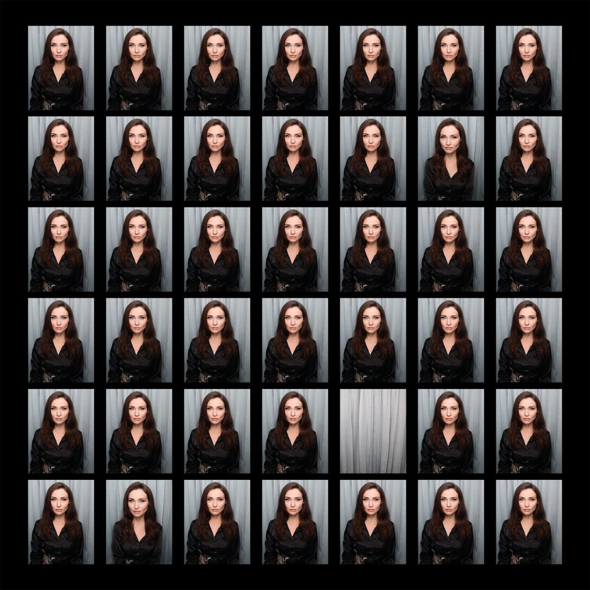 Multiples photos d'identité d'une femme aux longs cheveux bruns, portant un haut noir. Fond rideau gris clair.