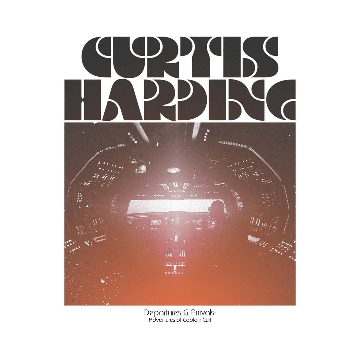 Couverture de l'album. Le titre est Curtis Harding, au-dessus d'un intérieur de vaisseau spatial. Le texte en dessous est Departures & Arrivals: Adventures of Captain Curt.