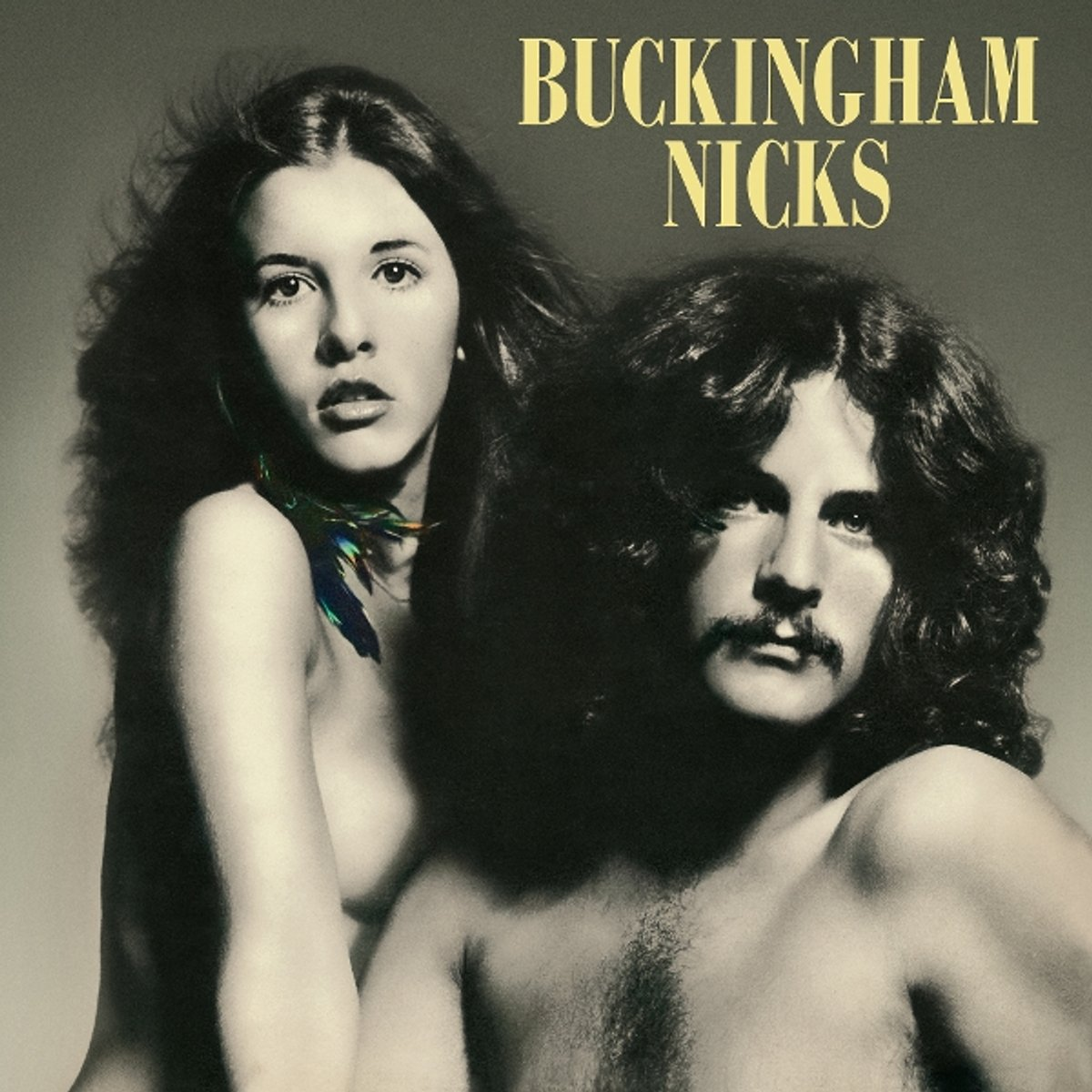 Pochette d'album avec un homme et une femme torse nu. La femme porte un collier de plumes. Titre : Buckingham Nicks.
