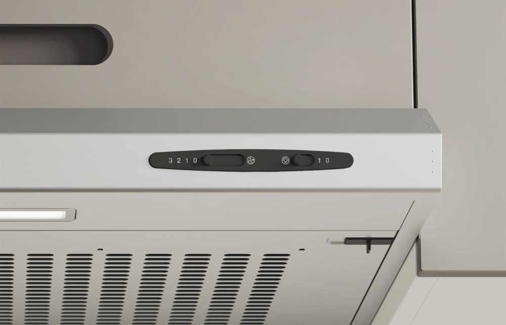 A konyhai páraelszívó vezérlőpaneljének közeli képe. Gombok vannak rajta számokkal és ventilátor szimbólumokkal. A páraelszívó ezüstszínű.