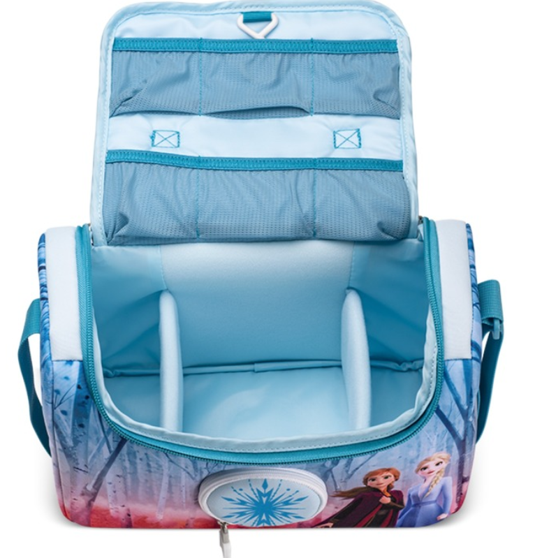 Offene blaue Tasche im Frozen-Design. Innenraum mit Fächern und Taschen. Anna und Elsa auf der Seite. Schneeflocken-Reißverschluss.