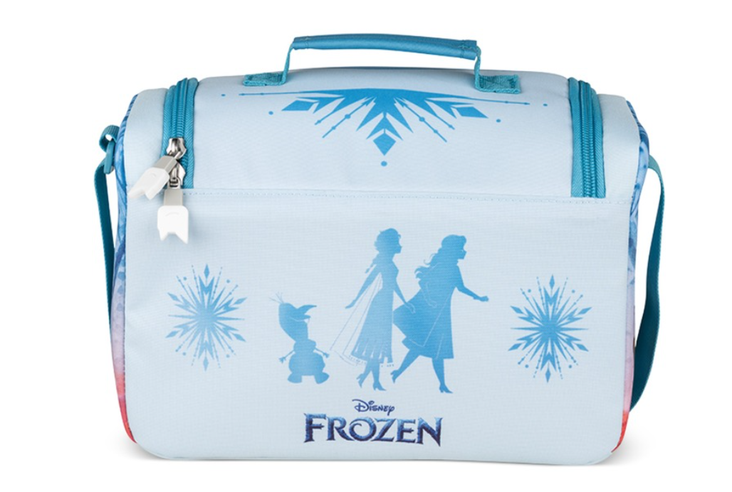 Eine hellblaue Lunchtasche mit Bildern von Frozen-Charakteren, Schneeflocken und dem Disney Frozen-Logo. Sie hat einen Griff, einen Schultergurt und einen Reißverschluss.