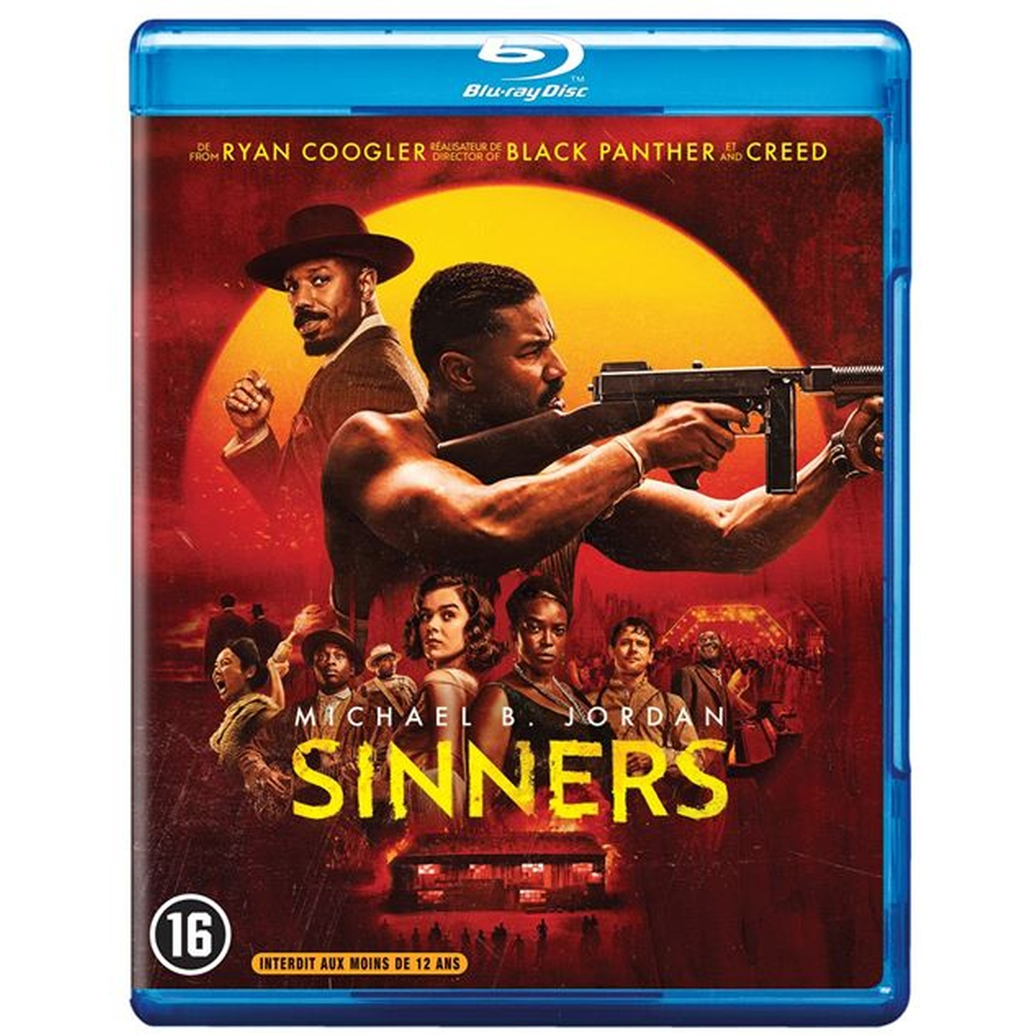 Couverture Blu-ray. Michael B. Jordan dans 'Sinners', tenant une mitraillette. Autres en arrière-plan, fond rouge, classification 16 ans.