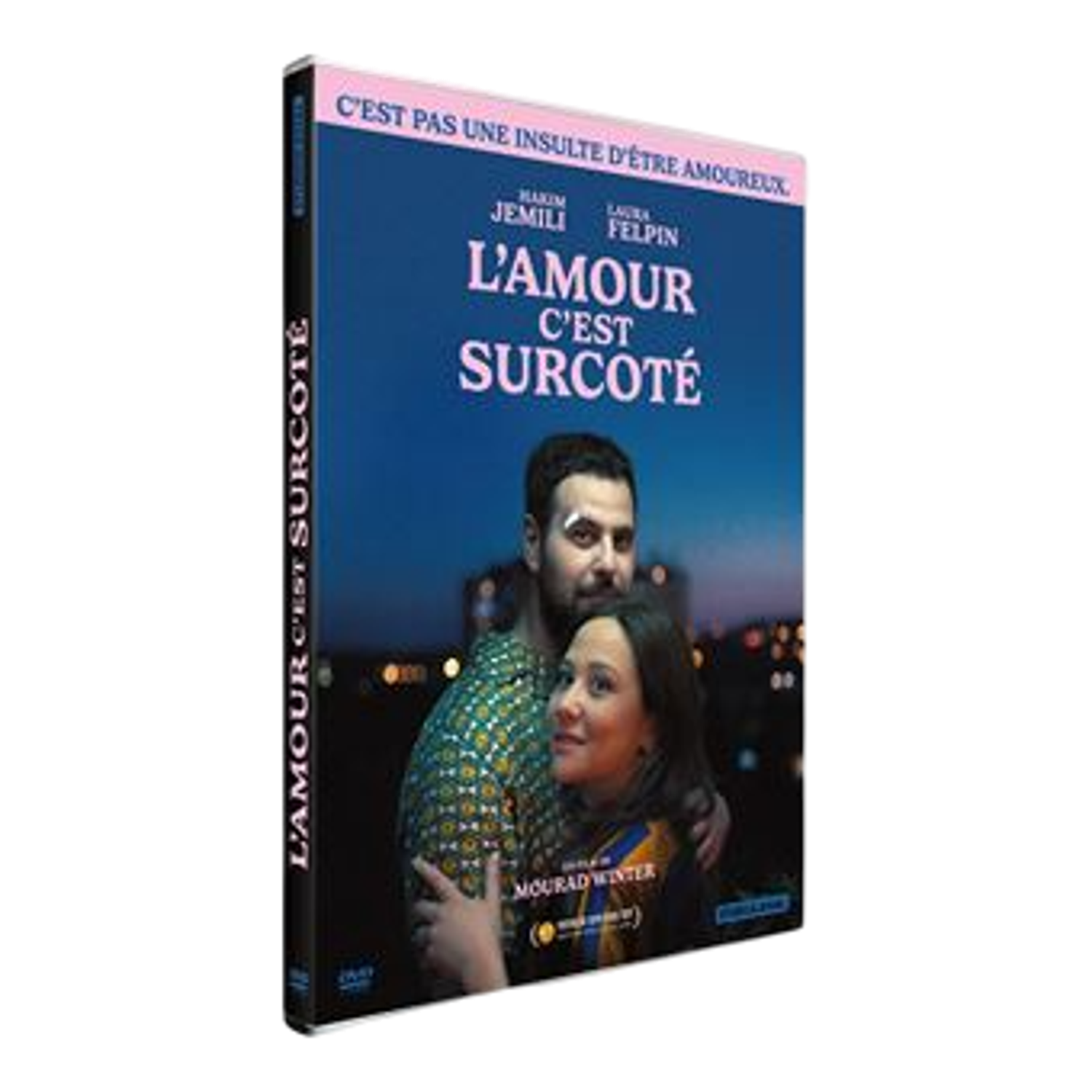 DVD-hoes met omhelzend stel. Tekst: L'AMOUR C'EST SURCOTÉ. Acteurs Hakim Jemili en Laura Felpin. Blauwe achtergrond met stadslichten.