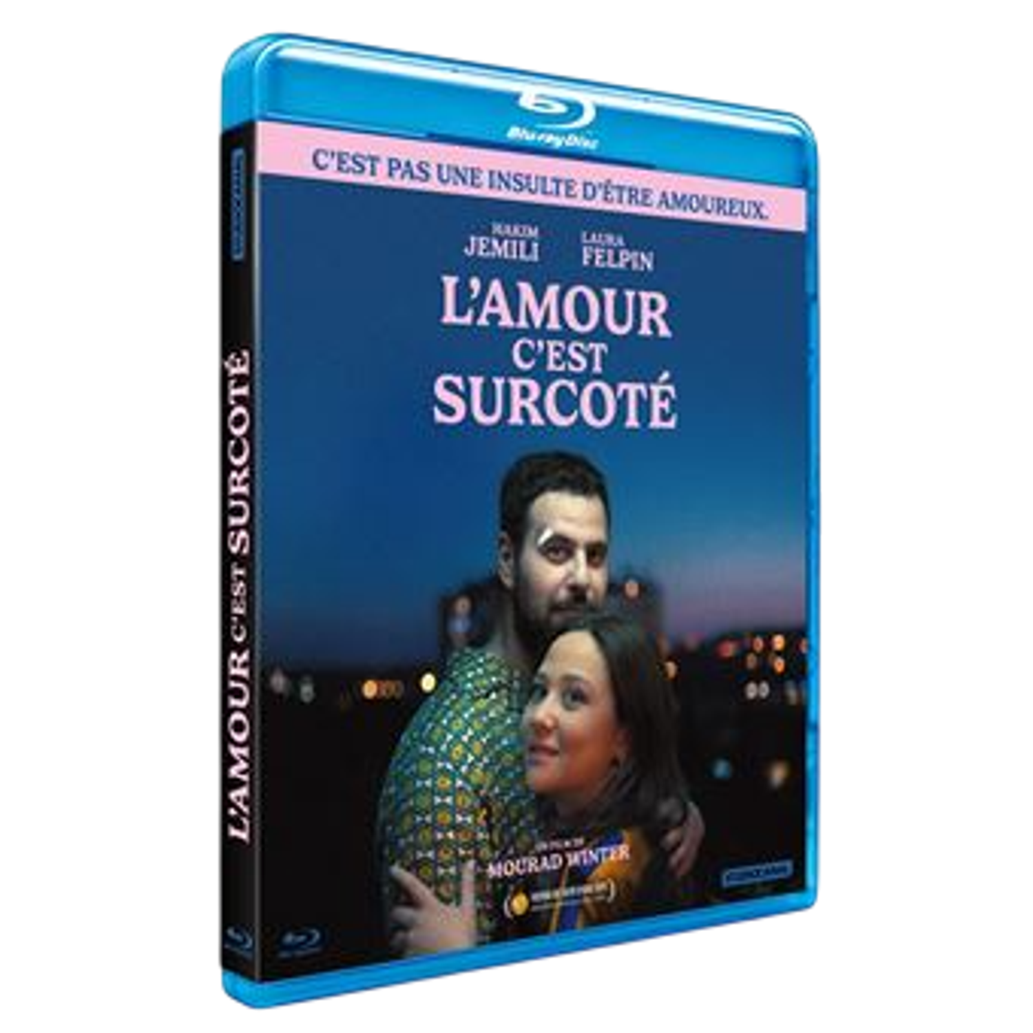 Blu-ray cover met stel. Titel: L'Amour C'est Surcoté. Acteurs Jemili, Felpin. Achtergrond: stadslichten.