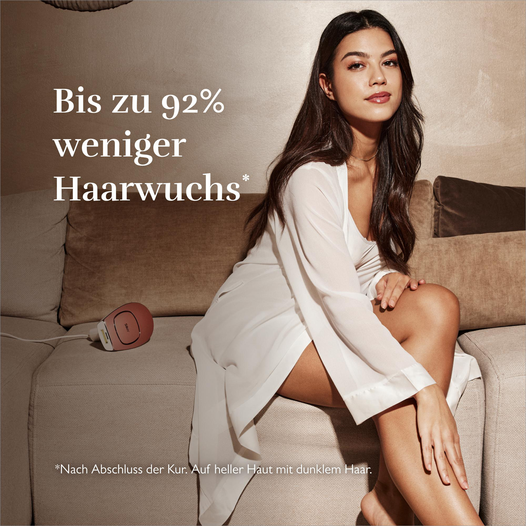 Frau sitzt auf Sofa, Produkt sichtbar, Text: bis zu 92% weniger Haarwuchs. *Nach der Kur. Auf heller Haut mit dunklem Haar.